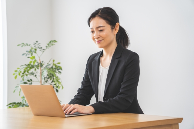 パソコンに向かう女性の画像