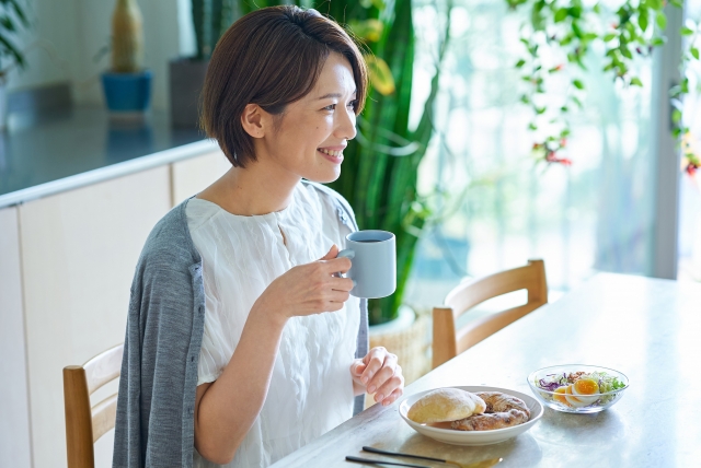 朝食を摂る女性の画像