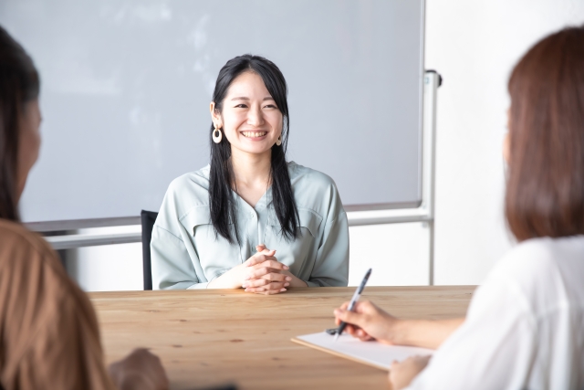 面接を受ける女性の画像