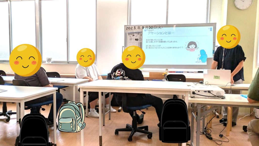 アサーションについて、詳しいポイントを学ぶ様子。