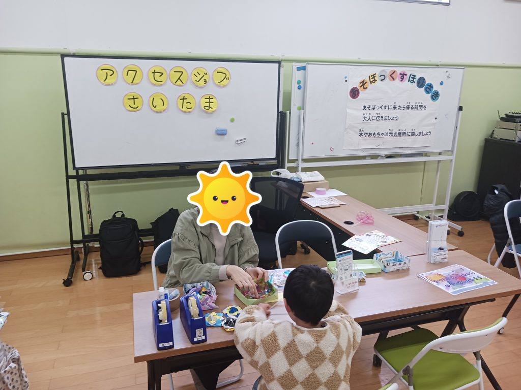 シャボンスティックを一緒に作っている様子の写真