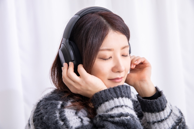 音楽を聴いている女性の画像