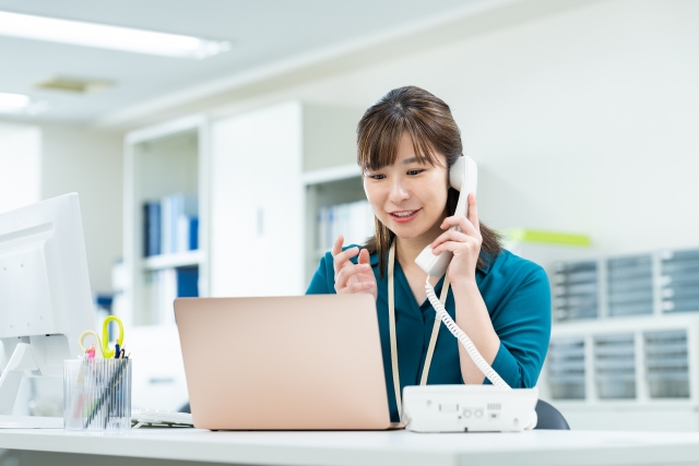 電話をしている女性の画像