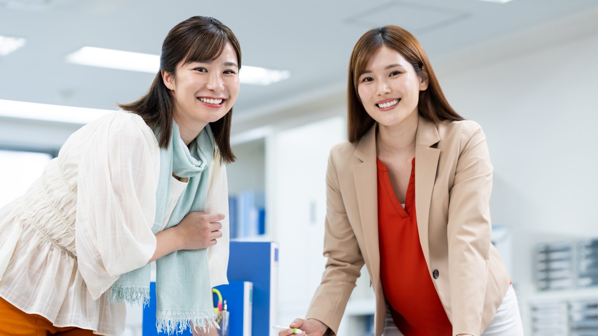 就労選択支援を提供するジャケットを着た女性支援員と支援を受ける女性。