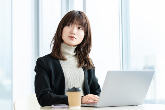 福祉サービスの事業所選びに悩む女性の画像