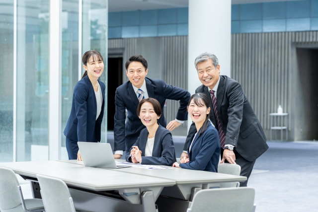 上司と部下数人が集まっている画像