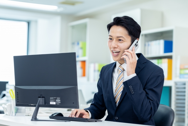 電話をする男性の画像