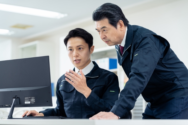 上司と会話をする男性の画像