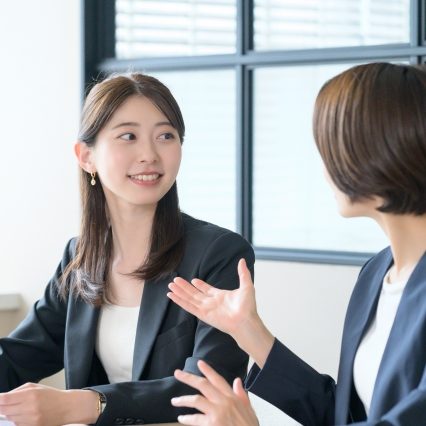 対話をする女性の画像