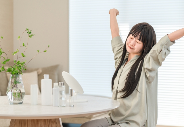 朝の準備中に伸びをしている女性の画像