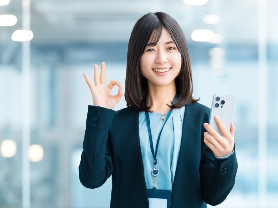 安心でOKポーズをしている女性の画像