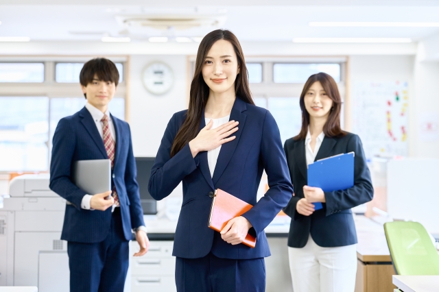 胸に手を当てる女性の画像