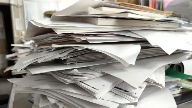 積みあがった書類の画像