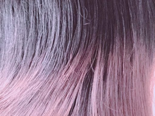 髪の色がプリン上になっている髪の画像