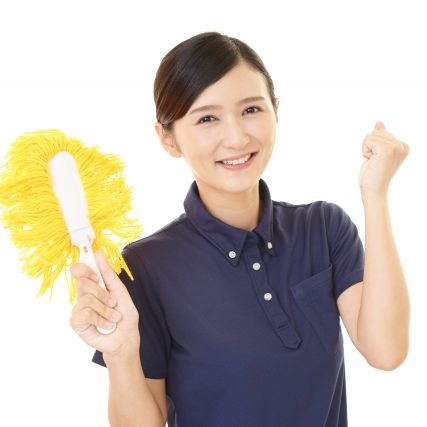 ハンディーモップを持つ女性の画像