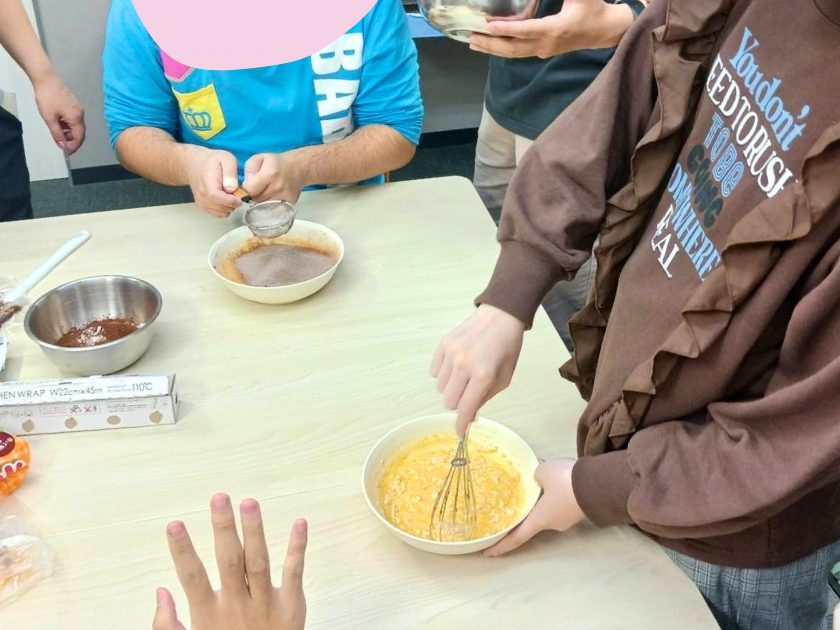 材料を混ぜ合わせる。