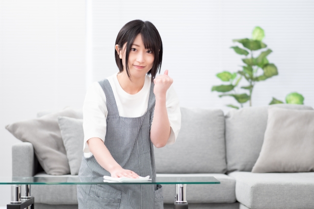 テーブルを拭く女性の画像