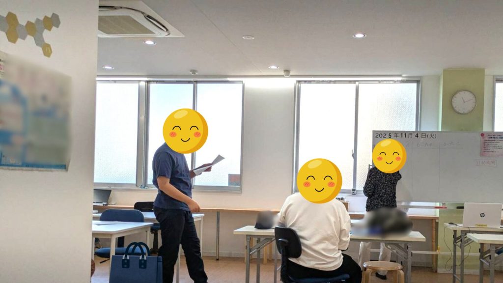 グループでまとめた意見を発表する様子