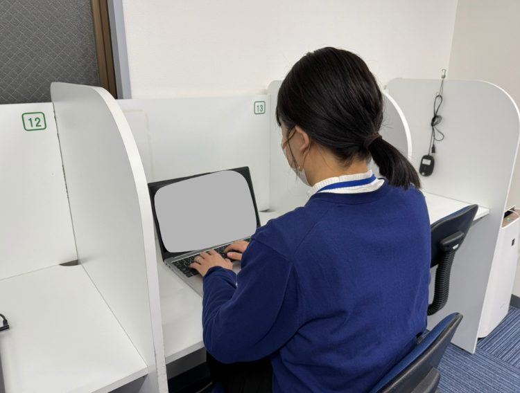 スタッフが作業している画像