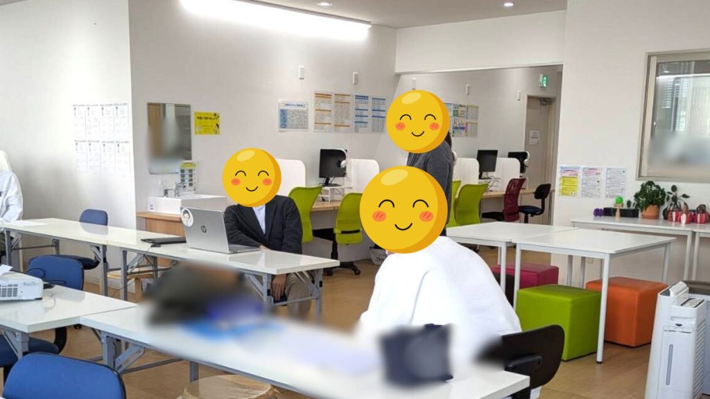 職員が報告の仕方について実演する様子