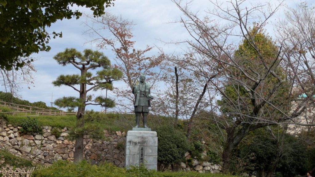 浜松城の隣にある徳川家康の銅像の画像