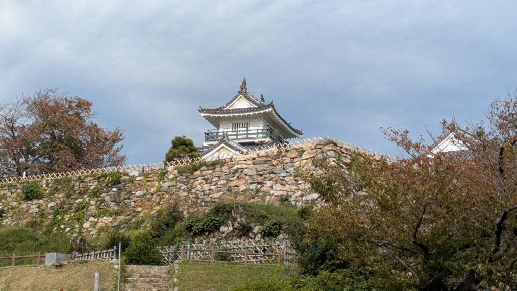 秋の浜松城を下から撮影した画像