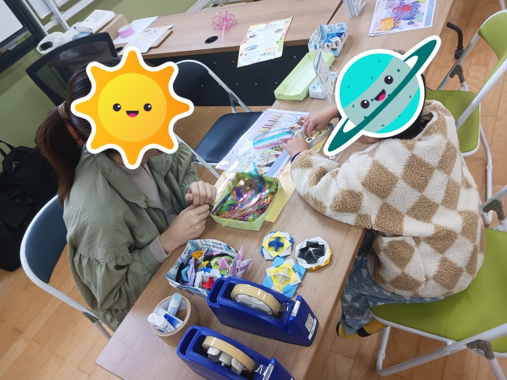 シャボンスティックを一緒に作っている様子の写真