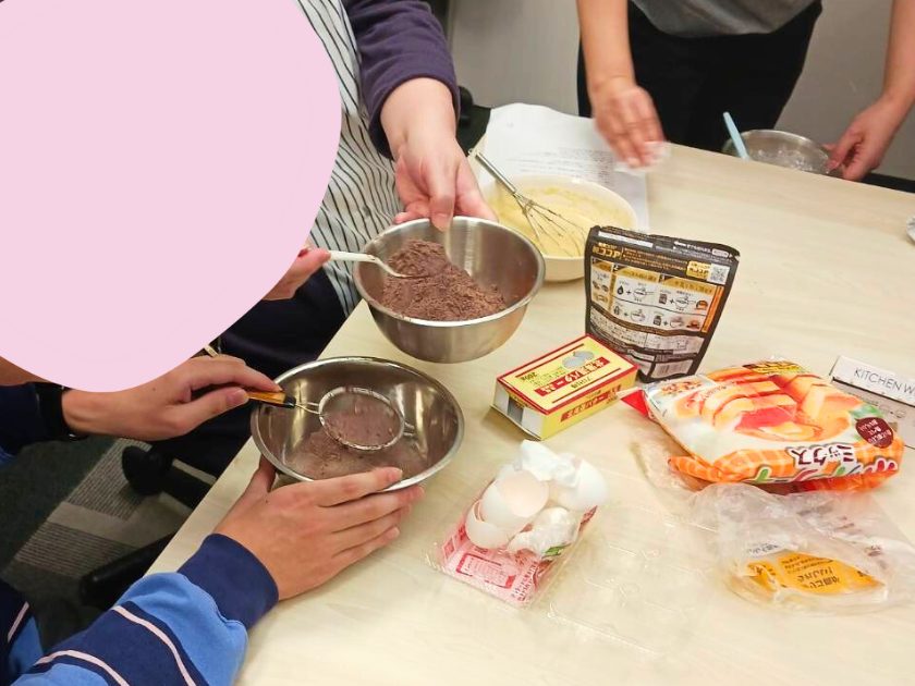 材料を混ぜ合わせる。