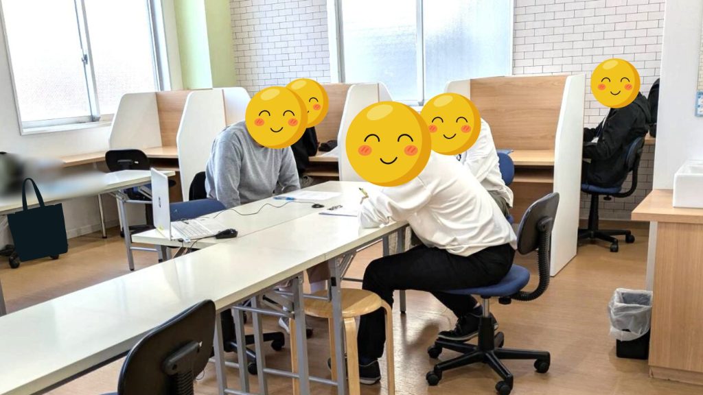 報告の仕方についてグループで話し合う様子1