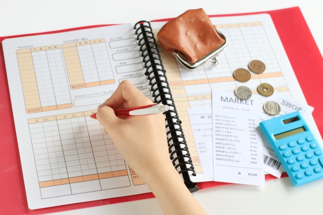 家計簿をつける画像