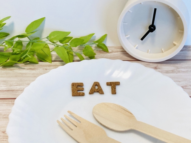 お皿と時計の画像