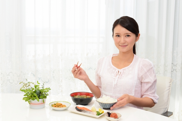 食事を摂る女性の画像