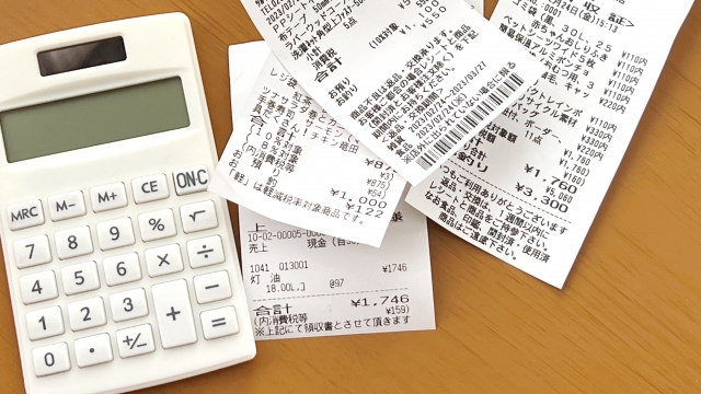 レシートと計算機の画像