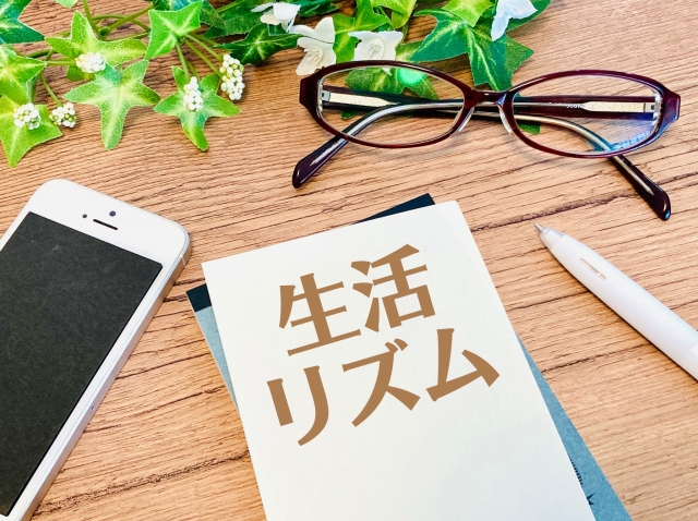 生活リズムと書かれた紙とデスクの画像