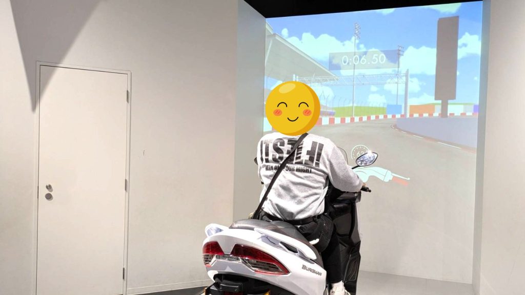 バイクのシミュレーションを体験する様子1