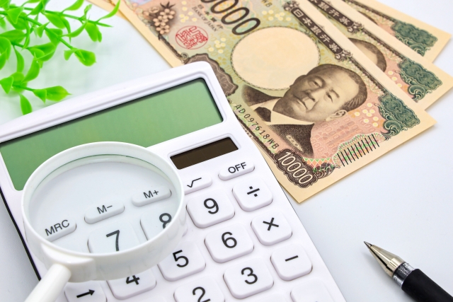 紙幣と計算機の画像