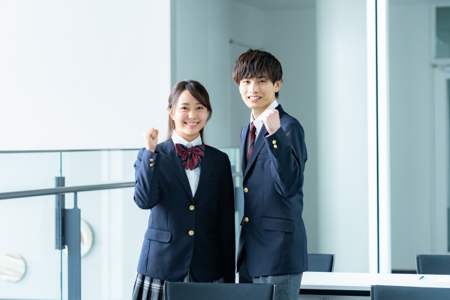ガッツポーズをする2人の高校生の画像