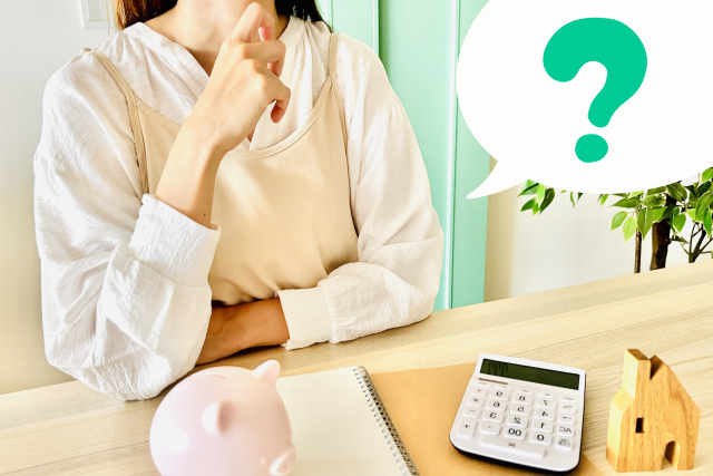 お金で考える女性の画像