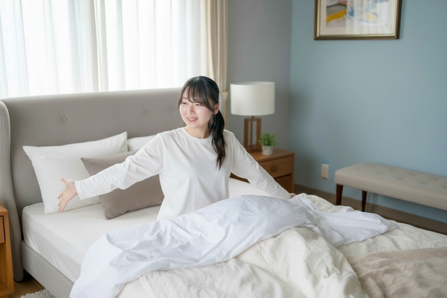 起床する女性の画像