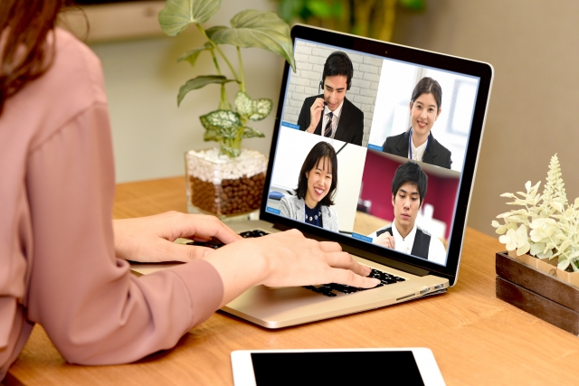 大人数でWeb会議をする社会人