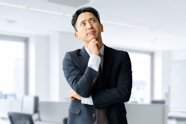 考えるビジネスマンの画像