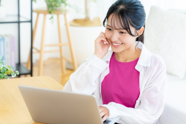 在宅就労で働く女性