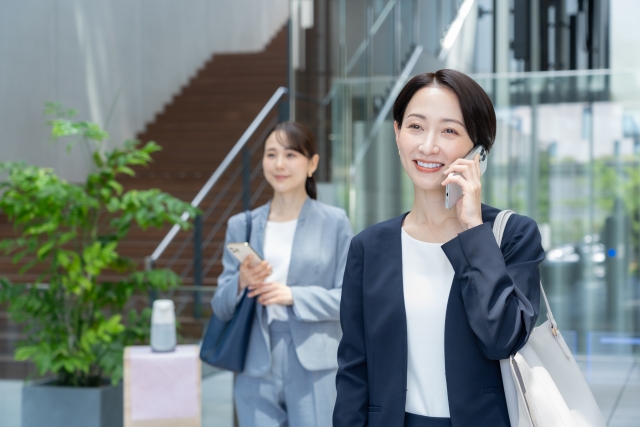通勤する電話をする女性