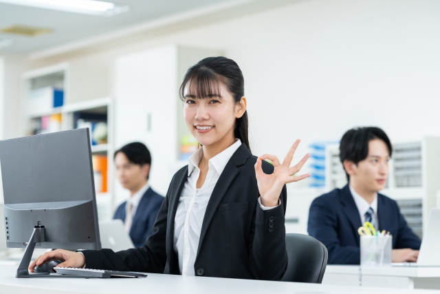 OKサインをする女性の画像