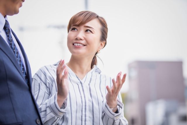 話をする社会人の画像