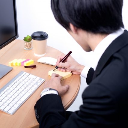 メモを取る男性の画像