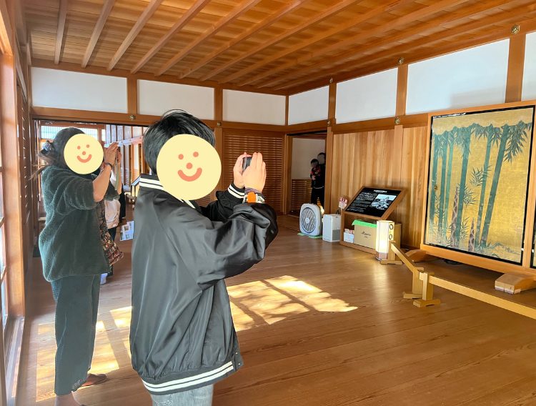 写真を撮っている画像