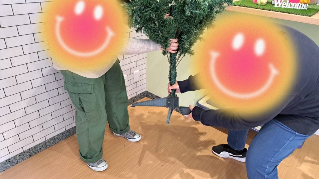 ツリーの組み立てをやっている場面