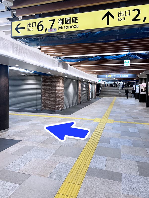 改札口から出口6へ