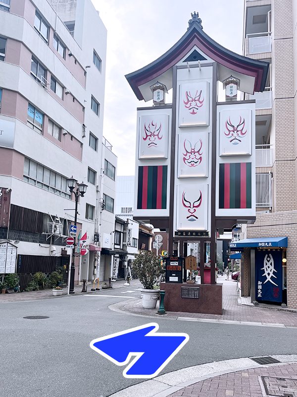 からくり人形を左折してください